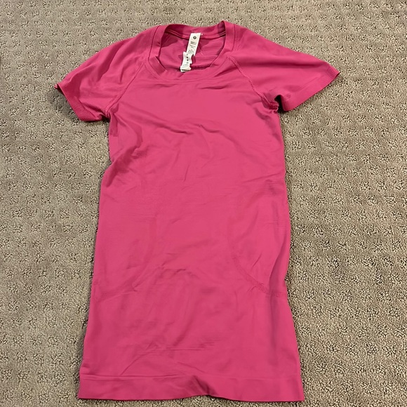 lululemon athletica Tops - Lululemon short sleeve swiftly tech 2.0 size 0 - magenta color